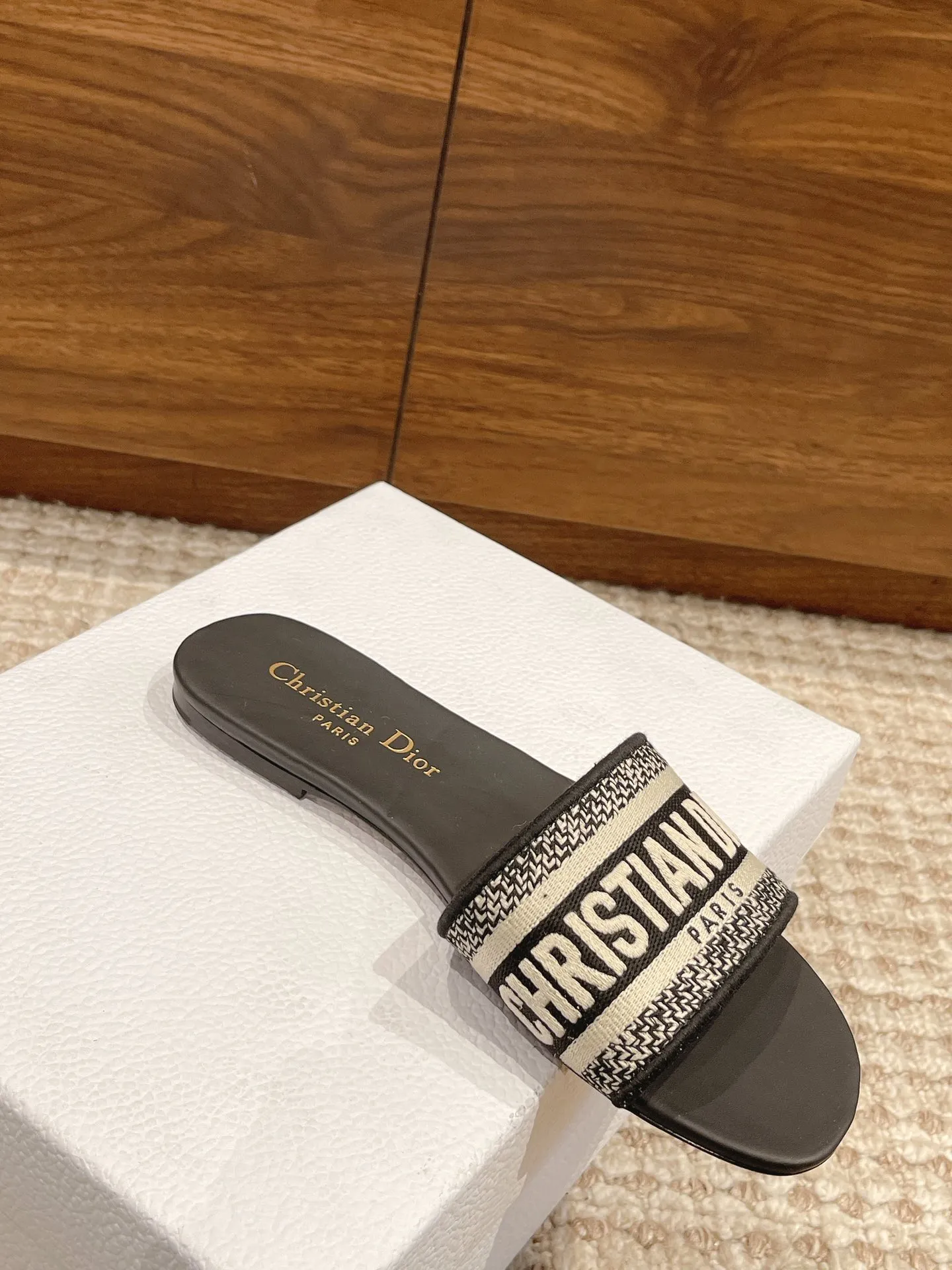 👟👟Ex-factory price 360👟👟 Dior slippers CD•Dior women's presbyopic embroidered leather-soled slippers ✅Christian Dior has always been synonymous with magnificence and elegance, and has always been at the top of the fashion palace. Of particular note: the embroidered pattern on the sole, which reproduces one of Christian Dior’s cherished symbols. ✅Original pattern packaging ✅Upper: selected embroidered cotton ✅Inner lining: imported sheepskin ✅Outsole: original genuine leather sole ✅Number of codes: 35-40 (40 41 42 custom-made are not returnable)